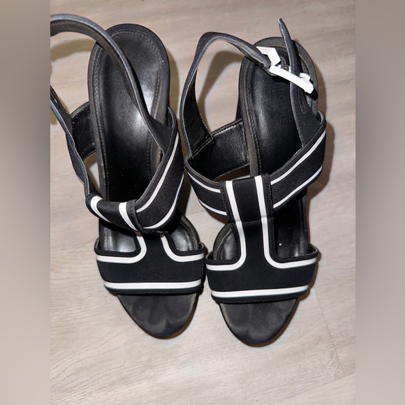 Mk heels - Picture 2 of 4